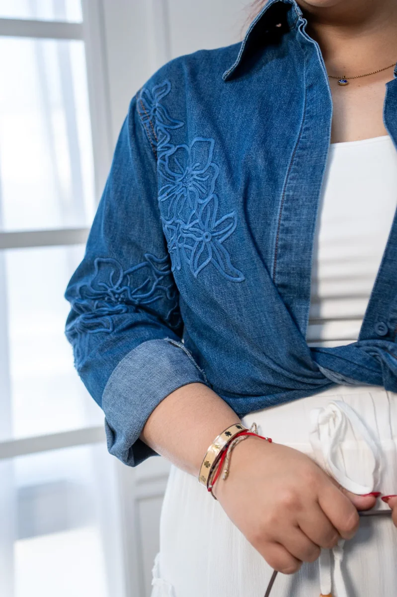 Camisa Curvy Denim con Flores Bordadas Femenina Statement - Imagen 6