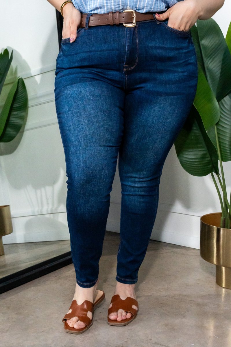 Jeans Skinny Curvy Cintura Alta Stretch Liso Azul Denim Oscuro - Imagen 6