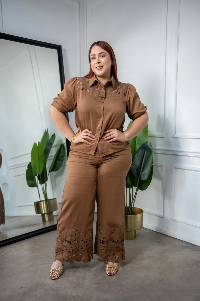 Set Pantalon con Bordado Curvy Cafe - Imagen 7