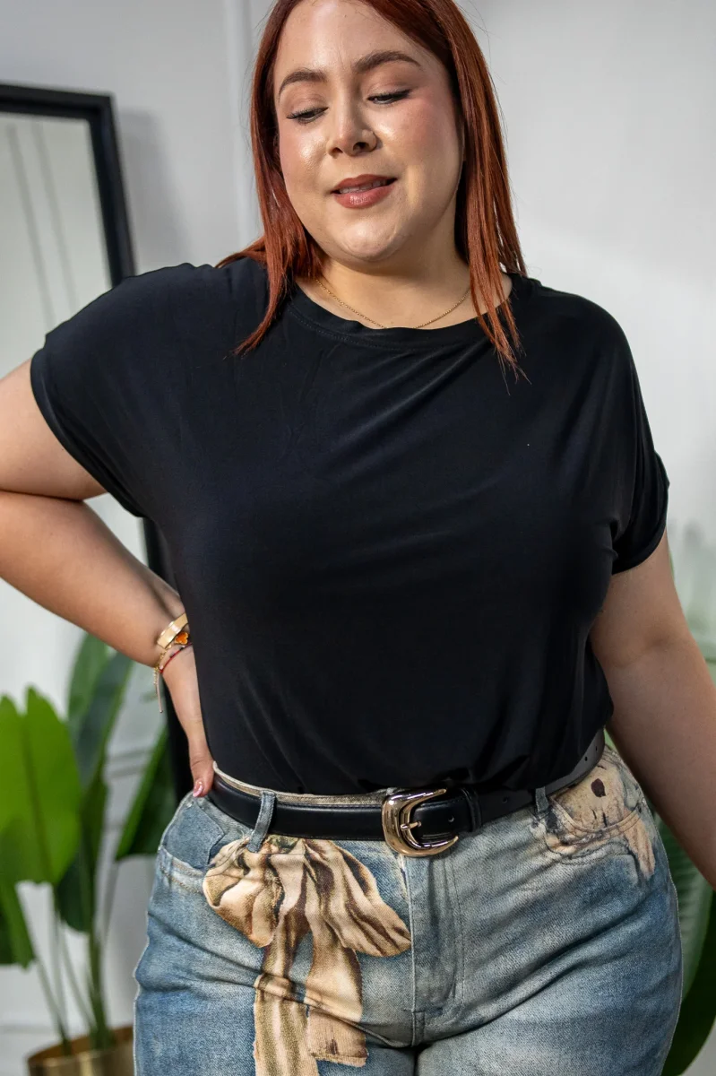 Blusa Curvy Licra Cuello Redondo Manga Corta Negro Atemporal - Imagen 4
