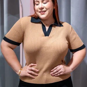 Blusa Polo Lisa con Cuello Curvy Beige