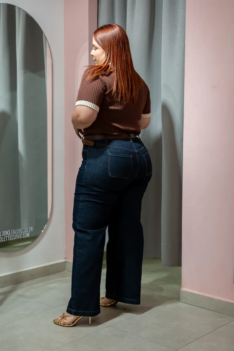Blusa Polo Lisa con Cuello Curvy Café - Imagen 6