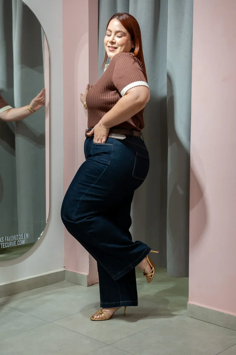 Blusa Polo Lisa con Cuello Curvy Café - Imagen 8