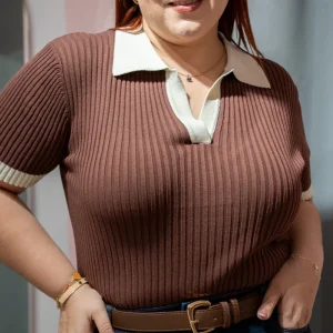 Blusa Polo Lisa con Cuello Curvy Café