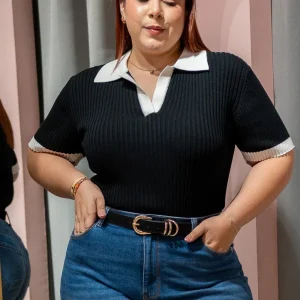 Blusa Polo Lisa con Cuello Curvy Negro