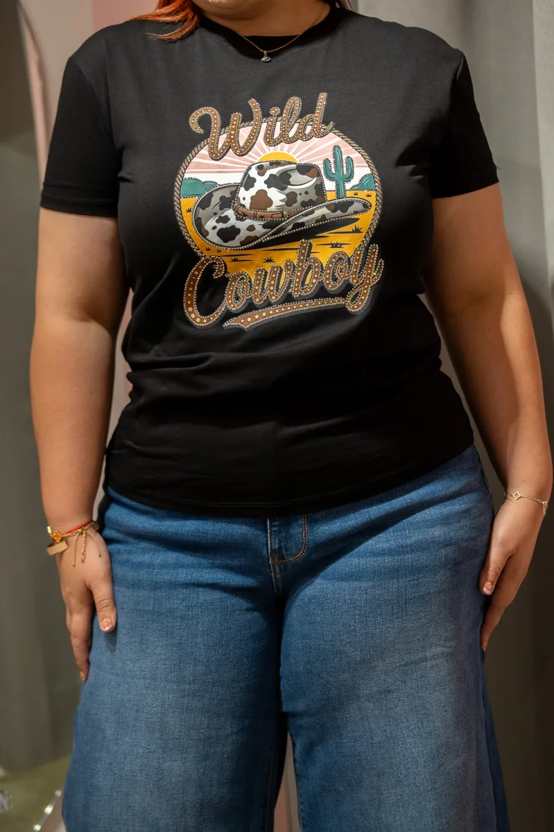 Playera Wild Cowvoy Curvy Negra - Imagen 4