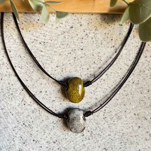 Collar corto pieza pequeña de cerámica