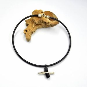 Collar corto cuero nudo Cruz