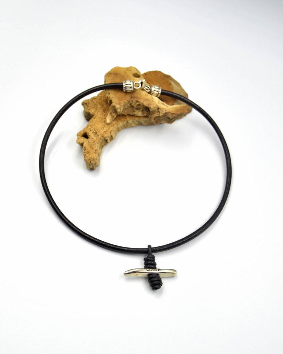 Collar corto cuero nudo Cruz