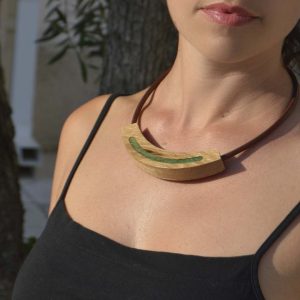 Collar corto madera medialuna resina