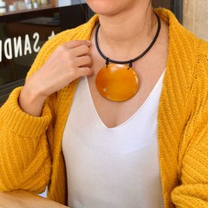 Collar corto ovalo grande madera
