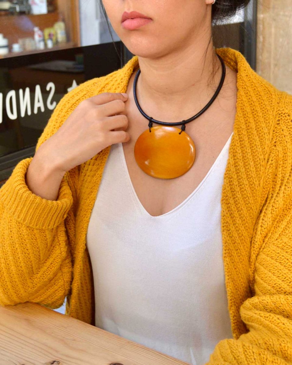 Collar corto ovalo grande madera