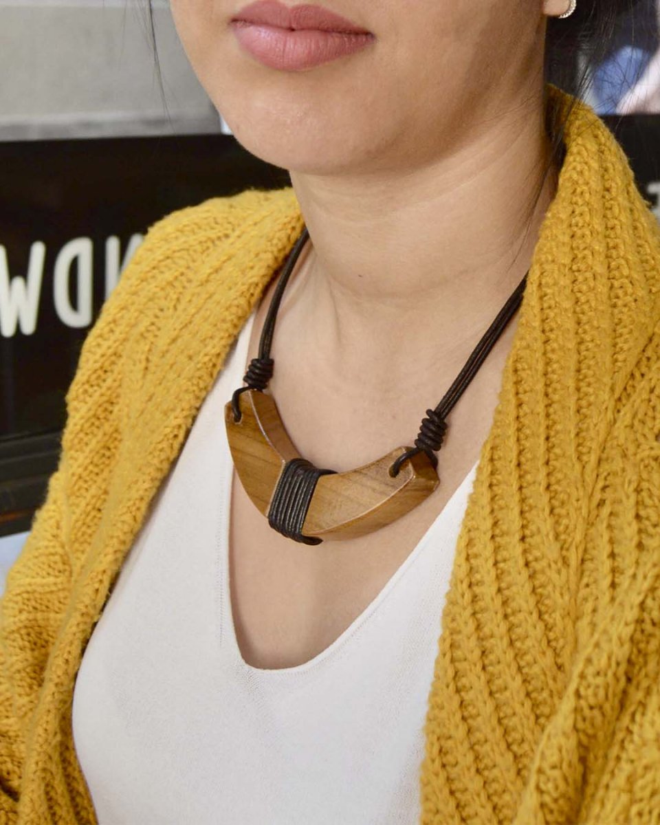 Collar corto madera medialuna c/detalle en cuero - Imagen 4