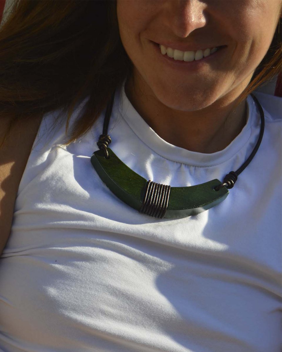 Collar corto madera medialuna c/detalle en cuero - Imagen 6