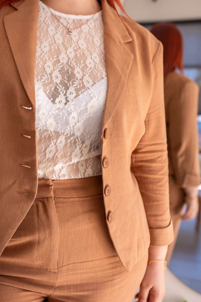 Set Curvy Blazer y Pantalón Palazzo Lino Lazo Espalda Camel - Imagen 6