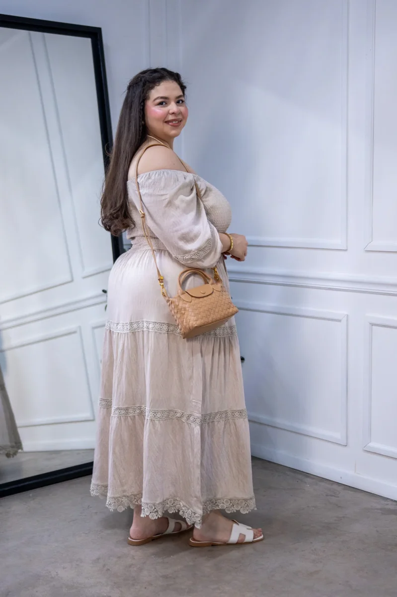 Maxi Vestido Curvy Escote Cuadrado Resorte Manga Abullonada Beige - Imagen 7