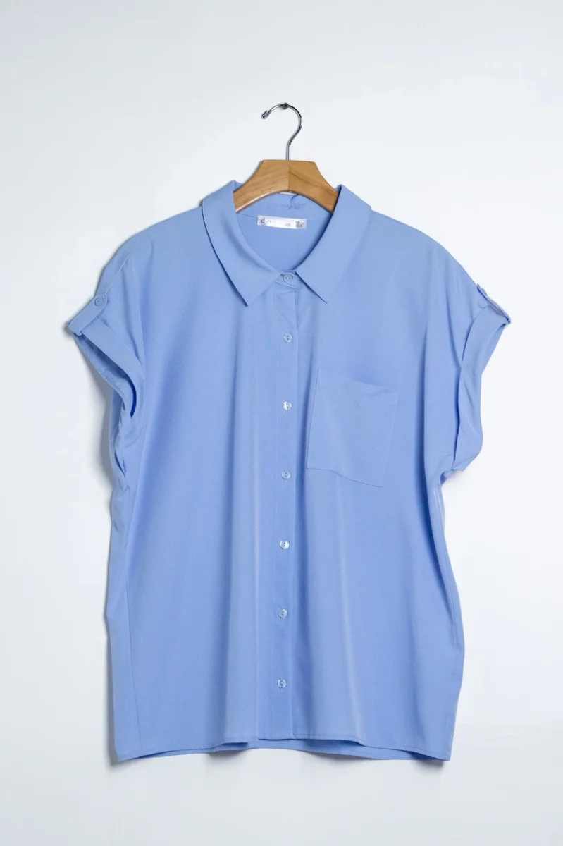Camisa Curvy Lisa Bolsa Azul Cielo Básica - Imagen 7