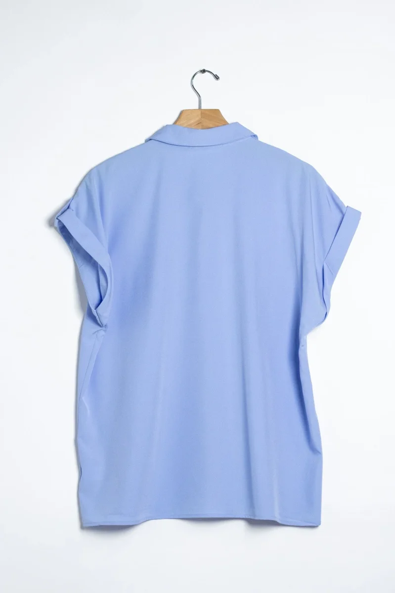 Camisa Curvy Lisa Bolsa Azul Cielo Básica - Imagen 5