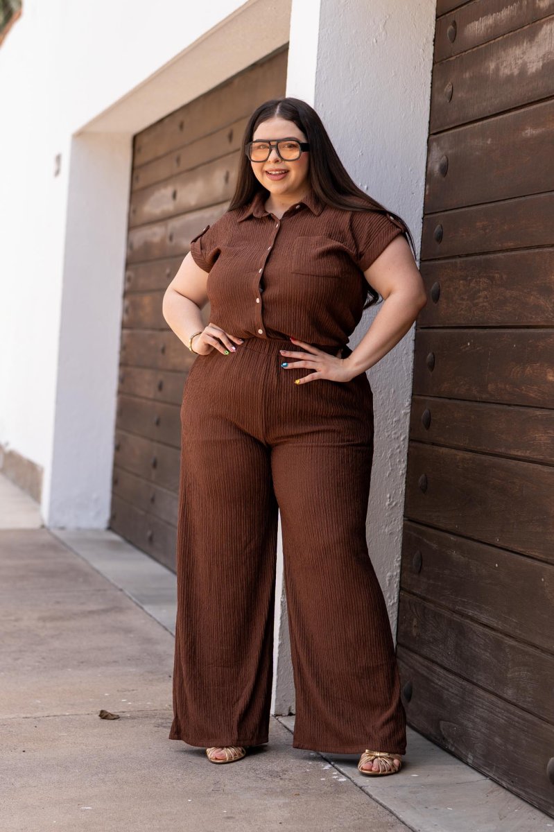 Set Camisa Cropped y Pantalón Textura Curvy Moka - Imagen 2