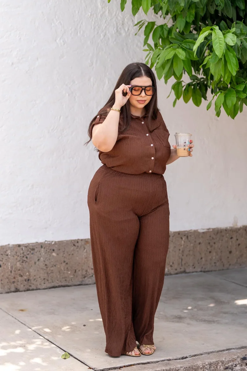 Set Camisa Cropped y Pantalón Textura Curvy Moka - Imagen 4