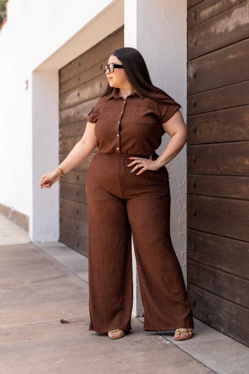 Set Camisa Cropped y Pantalón Textura Curvy Moka - Imagen 5