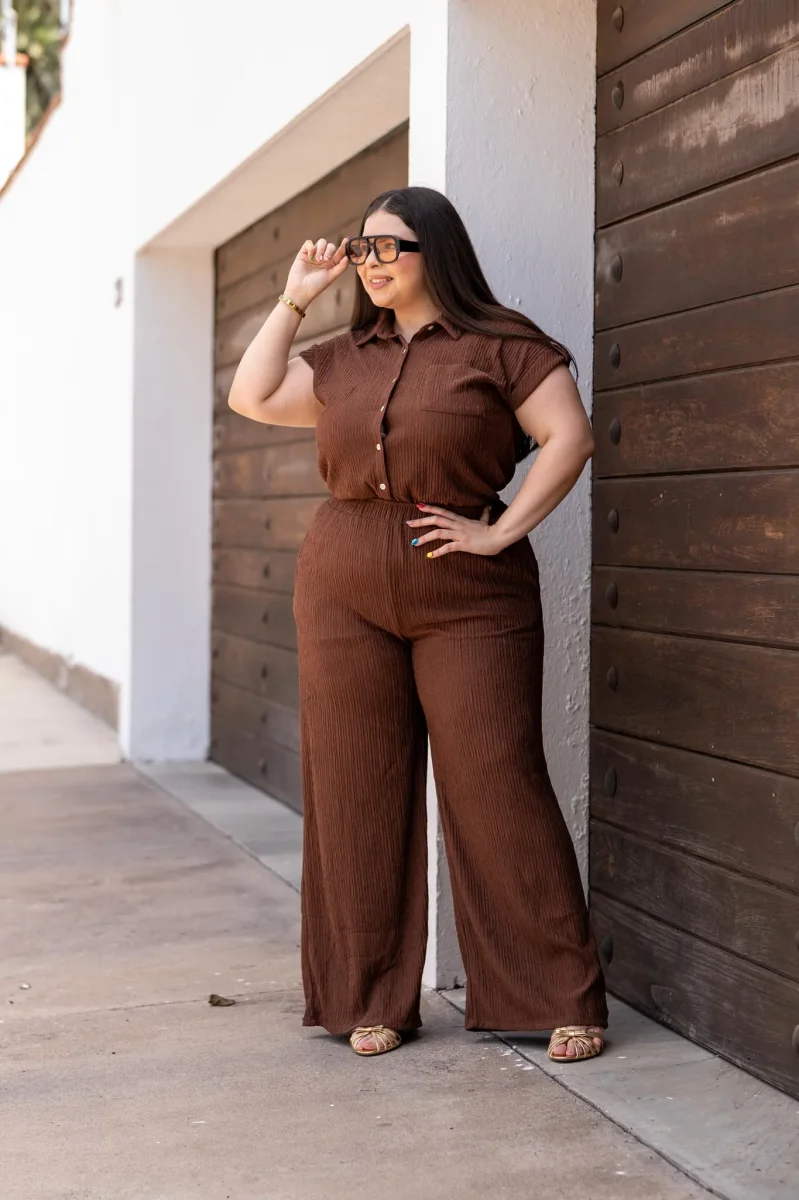 Set Camisa Cropped y Pantalón Textura Curvy Moka - Imagen 6