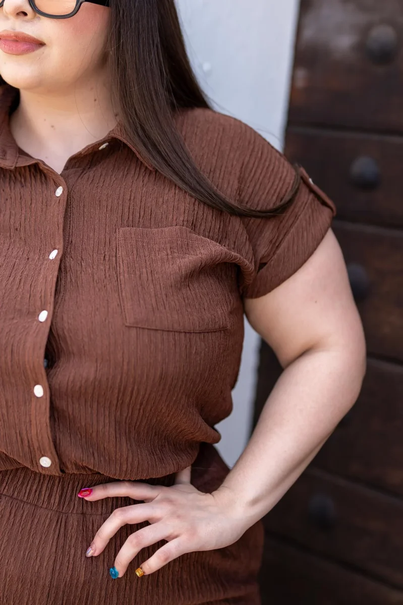Set Camisa Cropped y Pantalón Textura Curvy Moka - Imagen 8