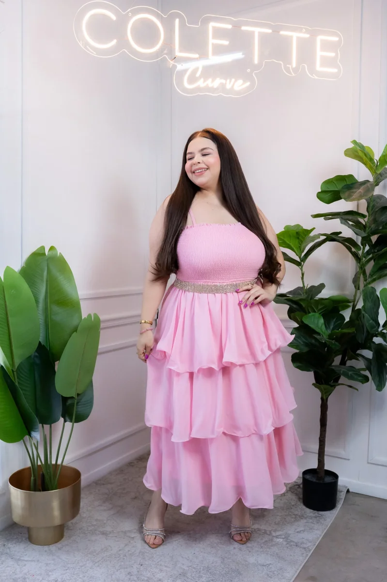 Vestido Curvy de Gasa Rosa con Holanes y Cintura Elástica - Imagen 5