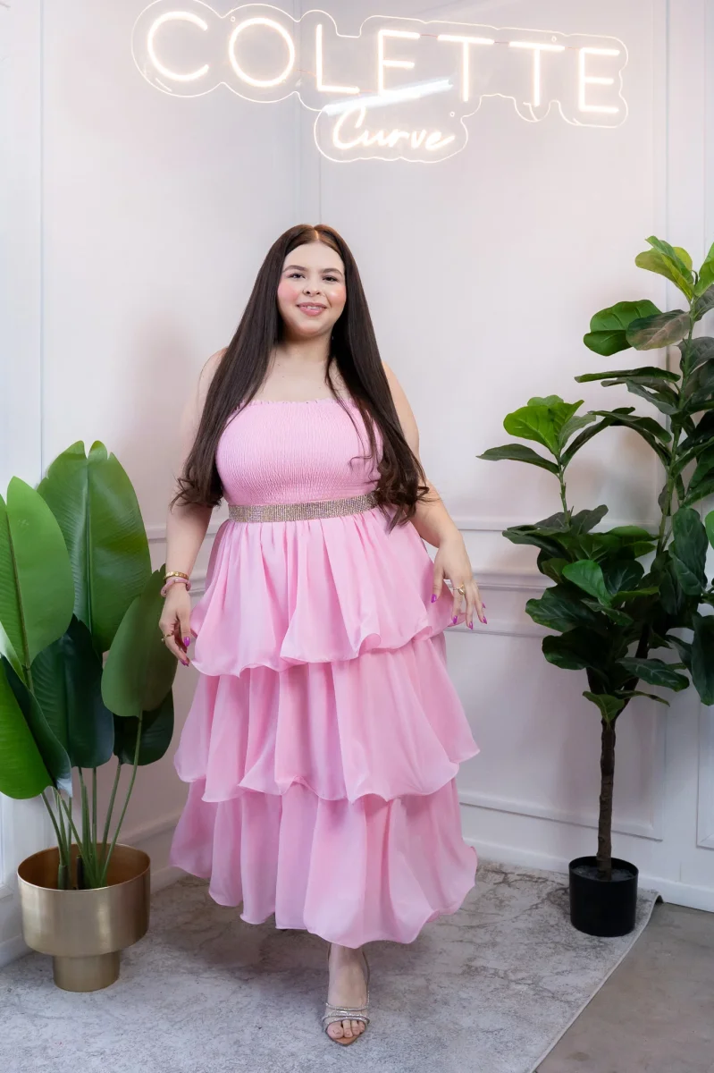Vestido Curvy de Gasa Rosa con Holanes y Cintura Elástica - Imagen 7