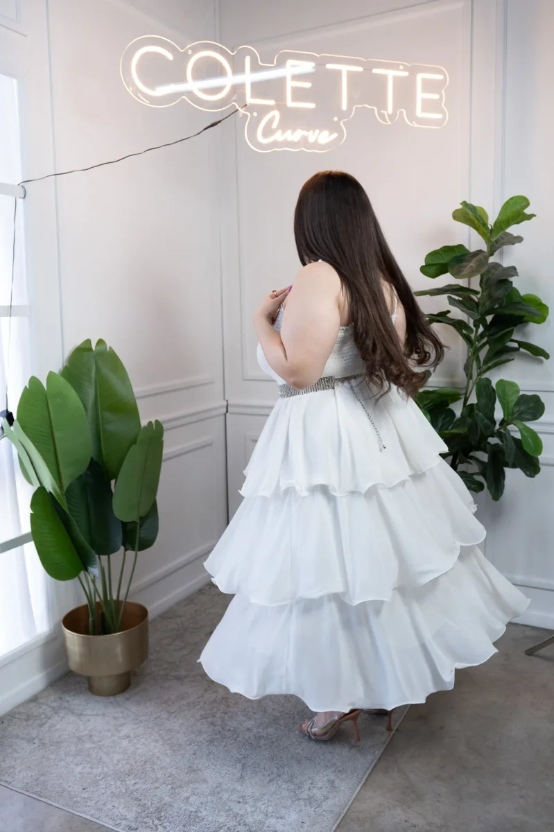 Vestido Curvy de Gasa Ivory con Holanes y Cintura Elástica - Imagen 6