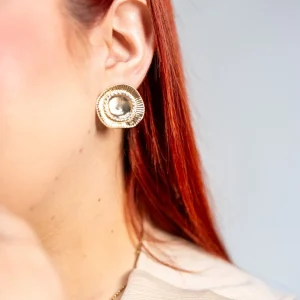 Aretes Curvy Botón Dorados con Textura Solar Statement
