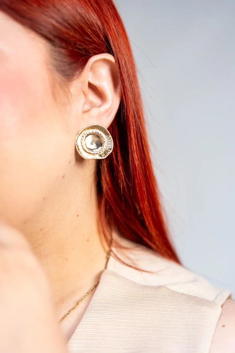 Aretes Curvy Botón Dorados con Textura Solar Statement