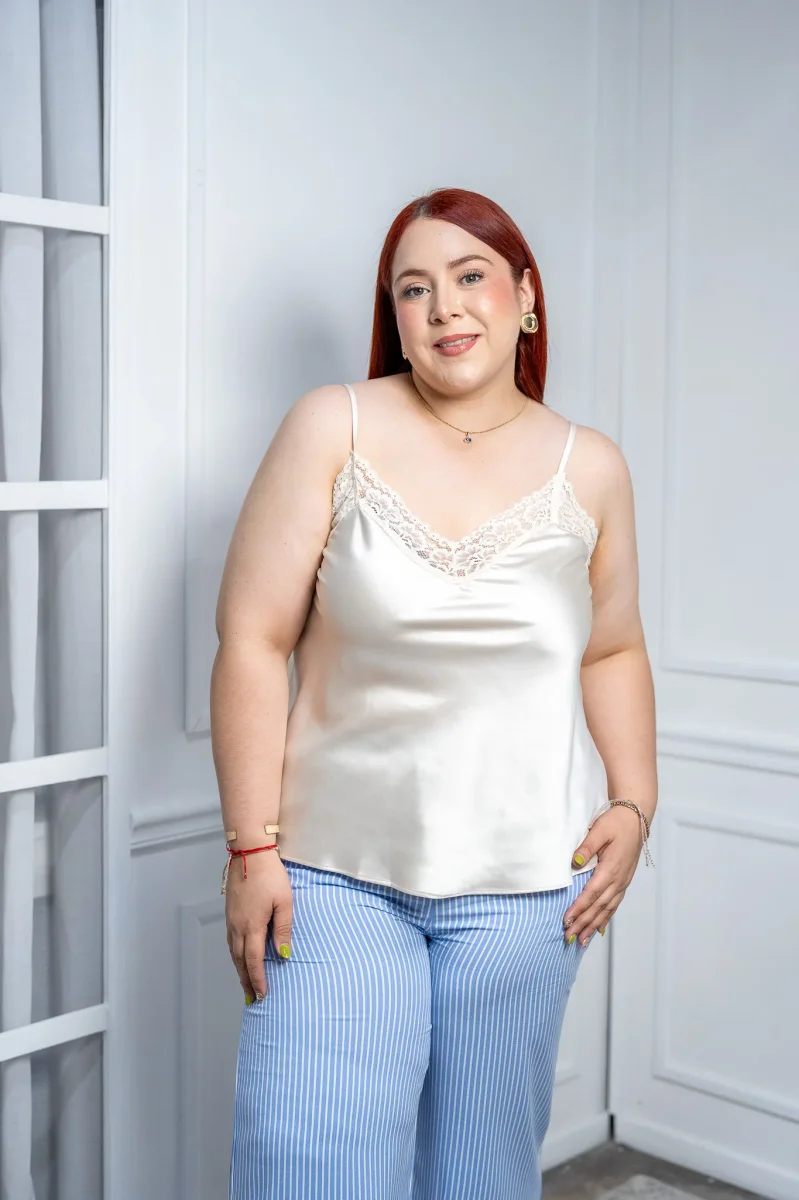 Blusa Curvy Satín Marfil con Encaje Romántico Lencero - Imagen 2