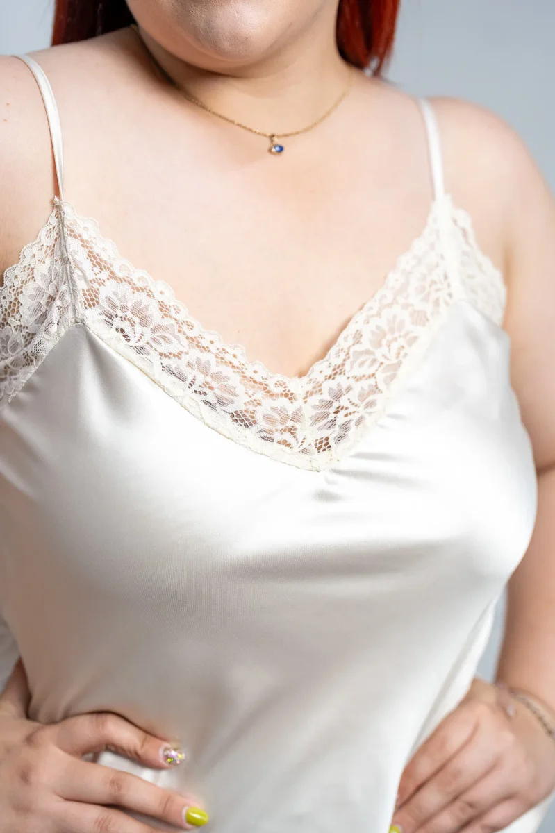 Blusa Curvy Satín Marfil con Encaje Romántico Lencero - Imagen 4