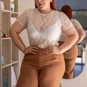 Blusa Curvy Encaje Floral Manga Corta Beige Crema