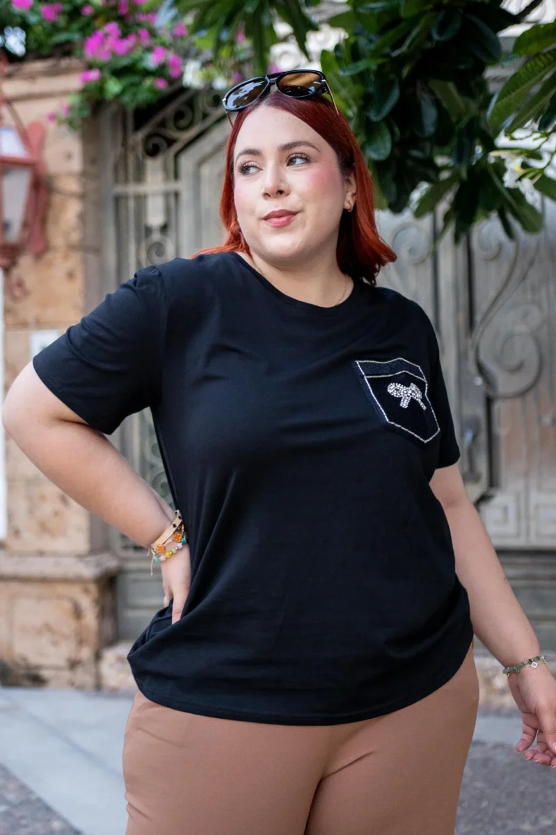 Blusa Curvy Bolsillo Moño Pedrería Negro - Imagen 4