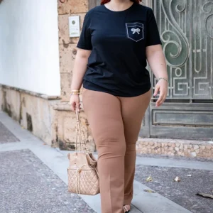 Blusa Curvy Bolsillo Moño Pedrería Negro