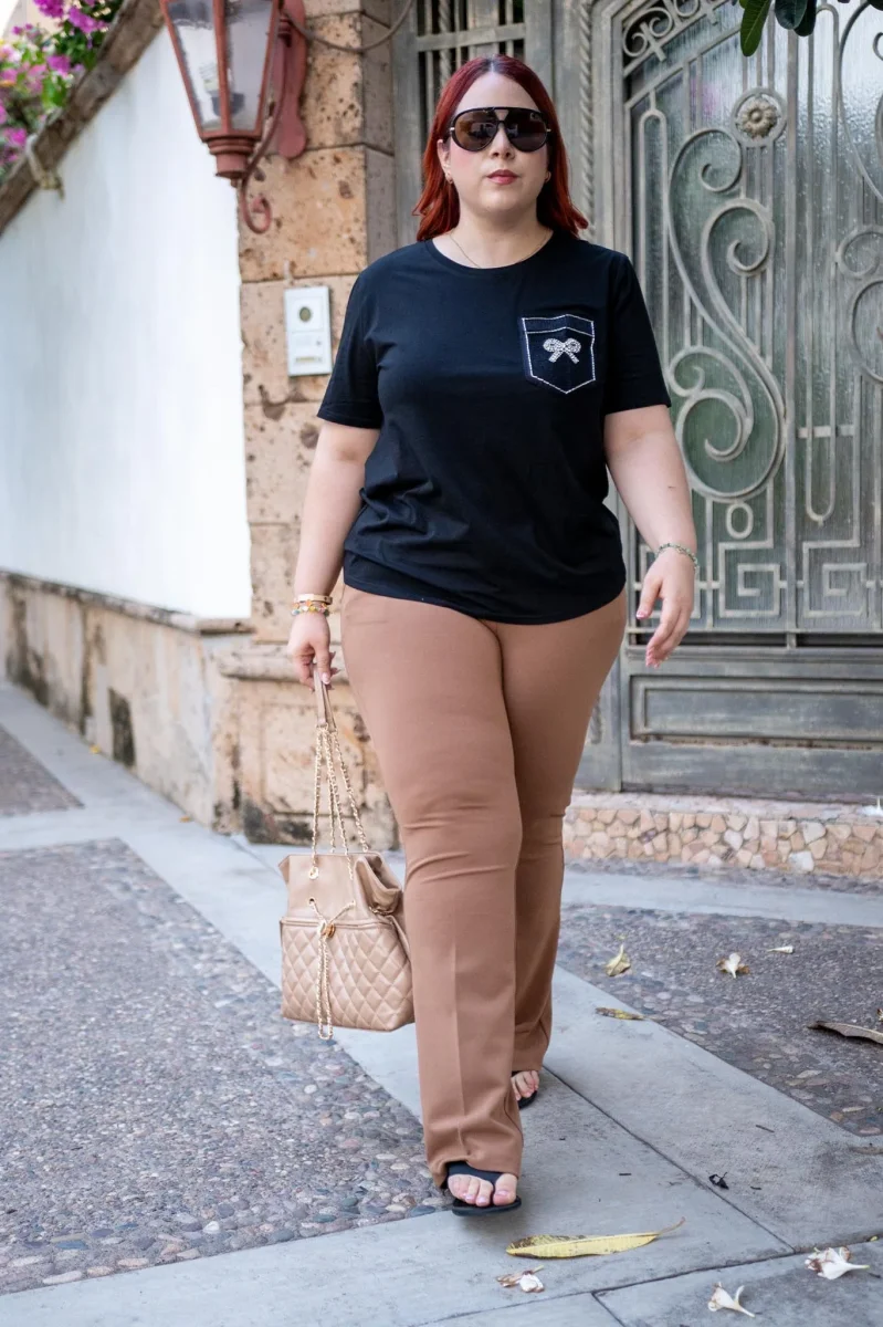 Blusa Curvy Bolsillo Moño Pedrería Negro - Imagen 2
