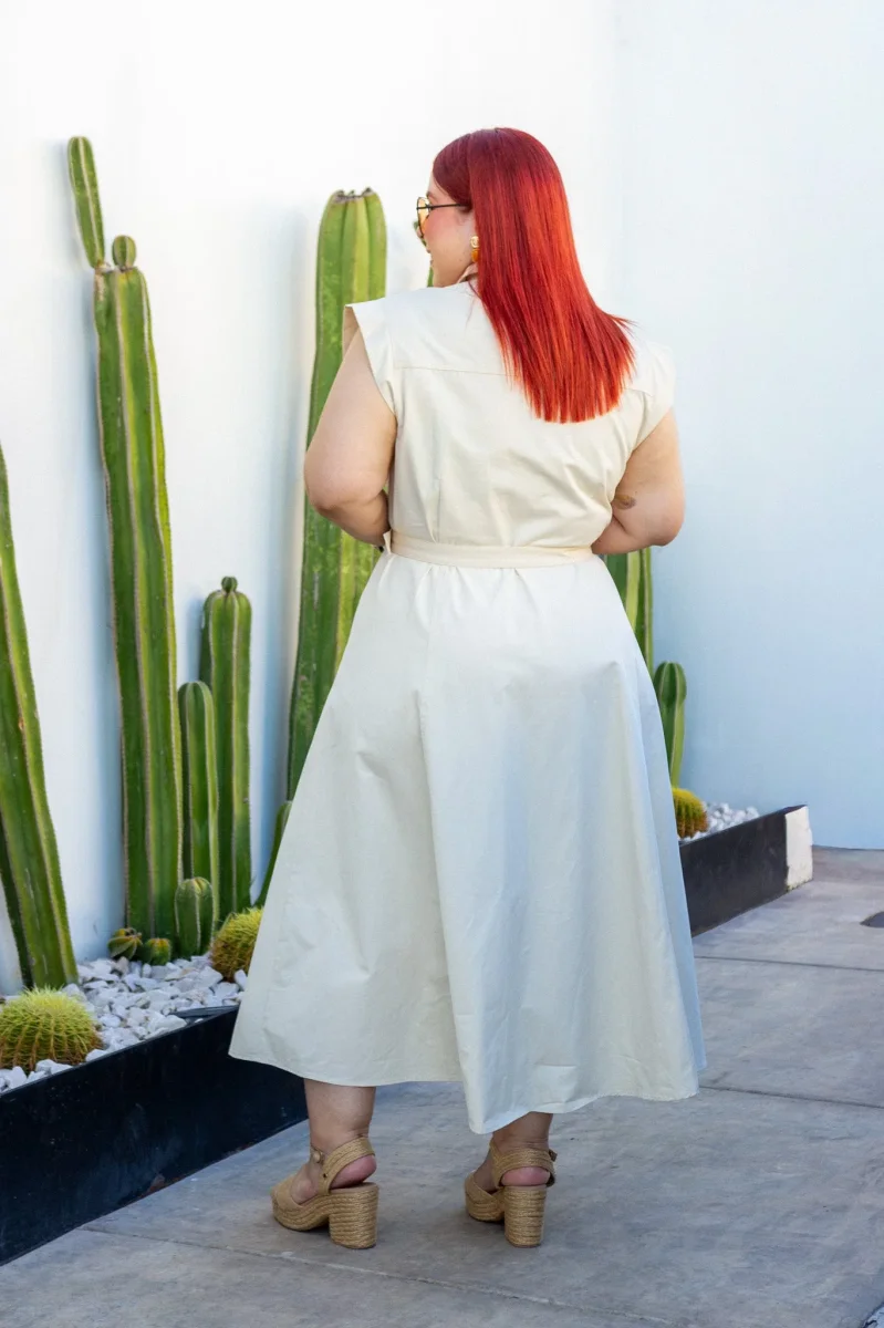 Vestido Maxi Camisero Curvy Sin Mangas Botones Dorados Beige - Imagen 7