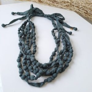 Collar corto bolitas verde