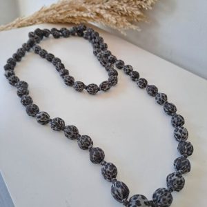 Collar largo bolas animal print gris
