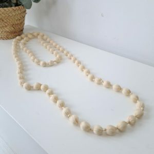 Collar largo bolas marfil