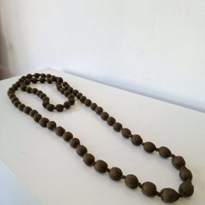 Collar largo bolas verde militar