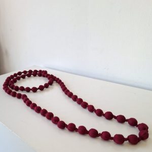 Collar largo bolas granate