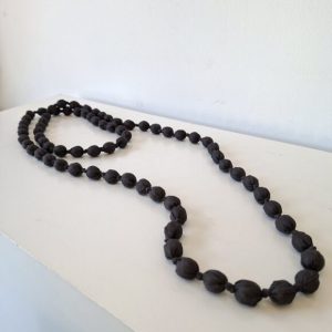 Collar largo bolas gris
