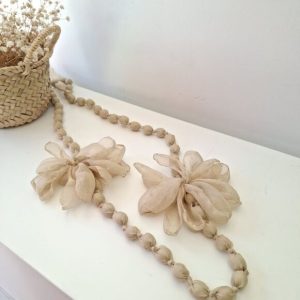 Collar largo bolas flor beige