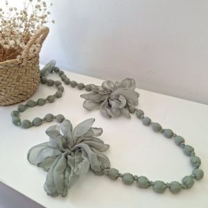 Collar largo bolas flor verde agua