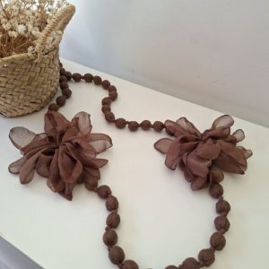 Collar largo bolas flor marrón