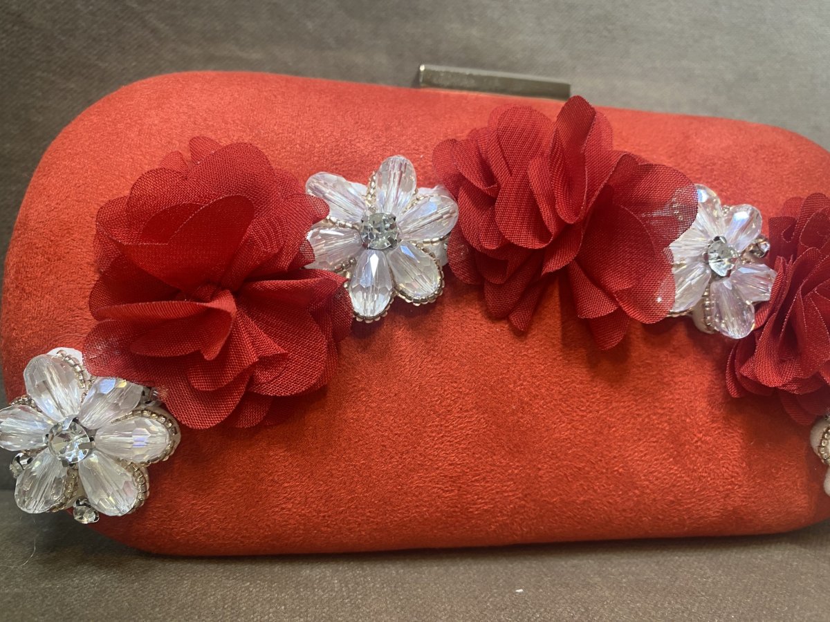 Bolso de fiesta rojo con flores rojas - Imagen 4