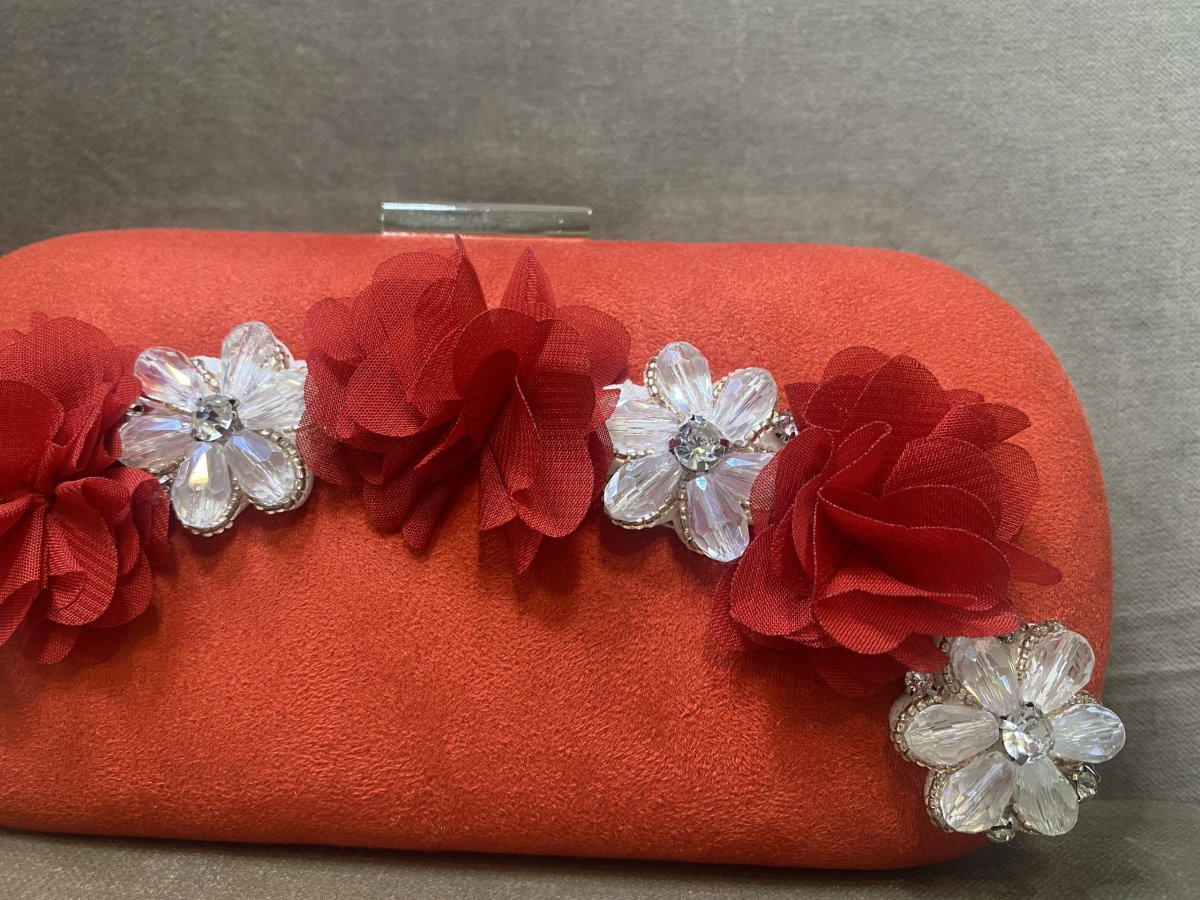 Bolso de fiesta rojo con flores rojas - Imagen 3